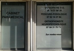 Lettres adhésives pour vitrine sur fond dépoli lettres-adhesives-et-depoli.jpg