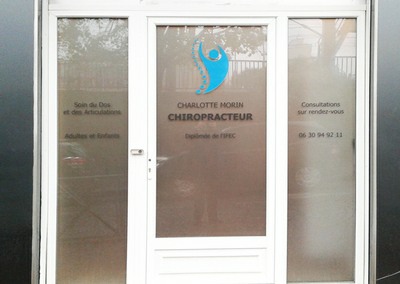 Dépoli et lettres autocollantes sur vitrine depoli-et-lettres-autocollantes-sur-vitrine.jpg