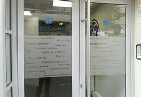 Lettrage adhésif en pochoir sur film dépoli lettrage-adhesif-pochoir-depoli.jpg