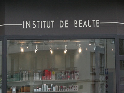 Adhésifs et lettrages pour enseigne