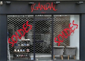 Affichage de soldes sur vitrine en lettres adhésives lettres-adhesives-sur-vitrine.jpg
