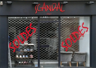 Affichage de soldes sur vitrine en lettres adhésives lettres-adhesives-sur-vitrine.jpg