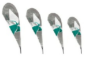 Une voile de drapeau flottant au vent attire le regard !