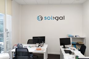 lettres-adhesives-paris-8eme.jpg