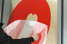Comment poser un lettrage adhésif sur vitrine ? pose-lettrage-adhesif.jpg