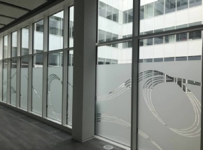 decoration-adhesive-sur-vitrine.jpg