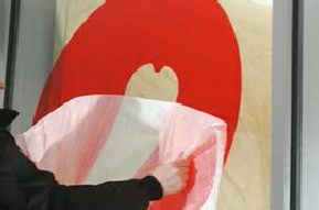 Comment poser un lettrage adhésif sur vitrine ? pose-lettrage-adhesif.jpg
