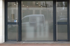 Adhésif dépoli sur vitrine et parois vitrées film-depoli-graphicarts.jpg