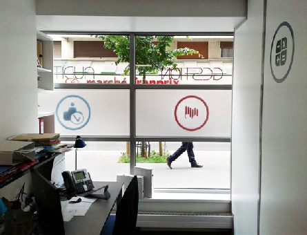 decoration-adhesive-sur-vitrine.jpg
