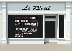 Décorer sa vitrine permet d'attirer l'attention et d'inciter vos clients à entrer ! lettrage-adhesif-vitrine.jpg