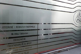Adhésif dépoli sur vitrine de cabinet d'ostéopathie adhesif-depoli.jpg