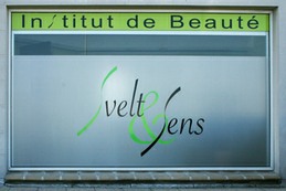 Vinyles adhésifs : monomère, polymère, microperforé, dépoli, cristal, translucide...