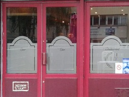 Vinyle dépoli sur vitrine de restaurant vinyle-depoli-sur-vitrine.jpg