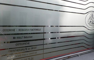 Adhésif dépoli sur vitrine de cabinet d'ostéopathie adhesif-depoli.jpg