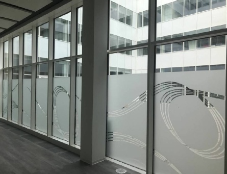 decoration-adhesive-sur-vitrine.jpg