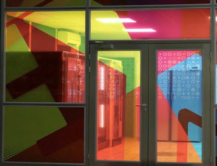 decoration-adhesive-sur-vitrine.jpg