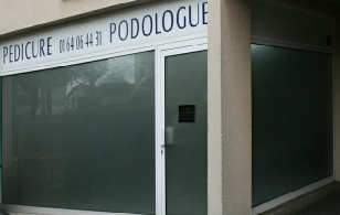 Adhésif dépoli sur vitrine de cabinet de podologie adhesif-depoli.jpg