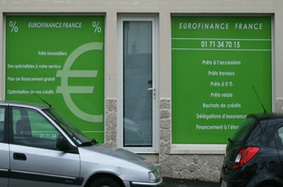 Vinyle adhésifs pour vitrine : marquage, publicitaire, décoration de vitrine.