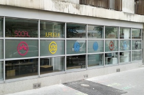 Dépoli et lettrage adhésif sur vitrine depoli-et-lettrage-adhesif-sur-vitrine.jpg