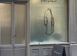 depoli-lettres-adhesives-vitrine-fashion-week.jpg