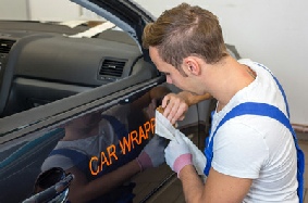 Notre équipe pose vos adhésifs sur site ou dans nos locaux. pose-marquage-adhesif-vehicule.jpg