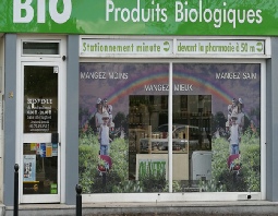 marquage-adhesif-sur-vitrine.jpg