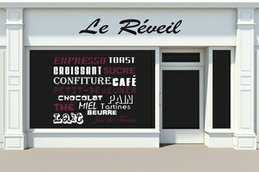Décorer sa vitrine permet d'attirer l'attention et d'inciter vos clients à entrer ! lettrage-adhesif-vitrine.jpg