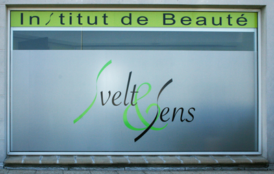 decoration-adhesive-sur-vitrine.jpg