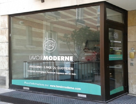 decoration-adhesive-sur-vitrine.jpg