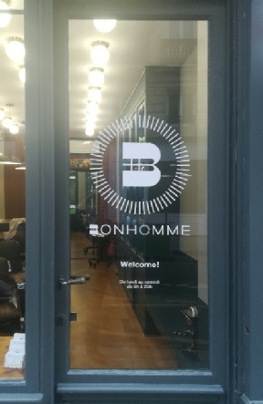 logo-autocollant-sur-facade-paris-9eme.jpg
