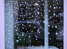Décoration sur vitrine en adhésif blanc decoration-vitrine-adhesif-blanc.jpg